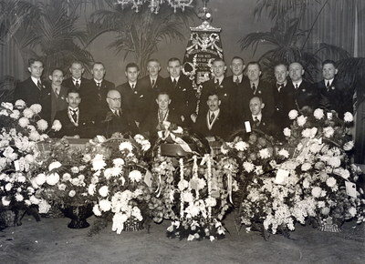 886157 Groepsportret met de (bestuurs-)leden van de muziekvereniging van de N.V. de Koninklijke Nederlandsche Lood- en ...